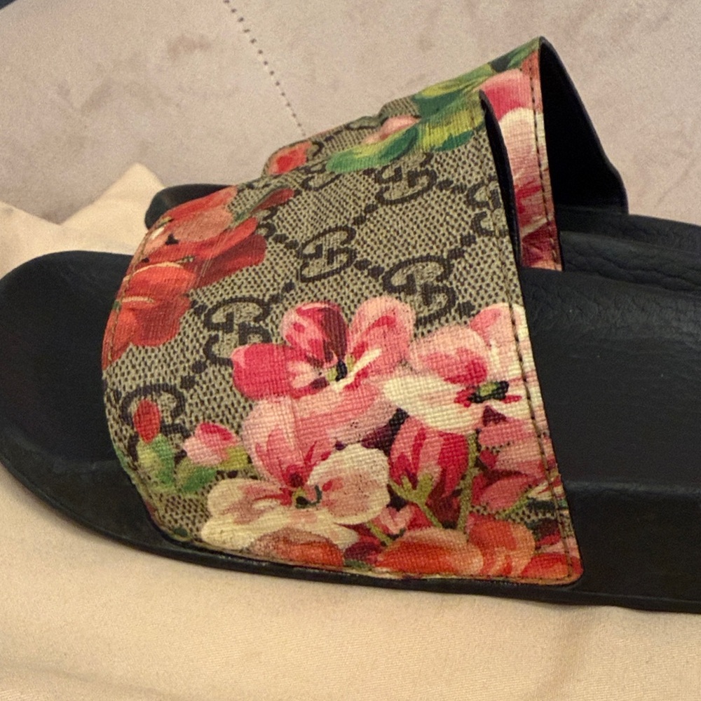 Gucci Women's Floral Slide Sandals - Black and Red - Picture 4 of 7